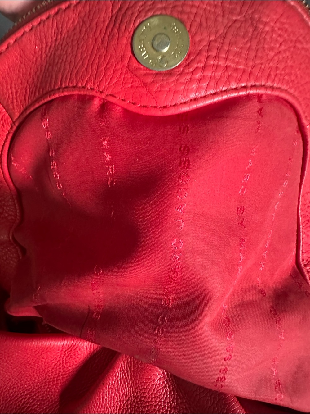 Marc Jacobs Red Pebbled Leather Shoulder Bag with Gold Plaque - Picture 4 of 7
